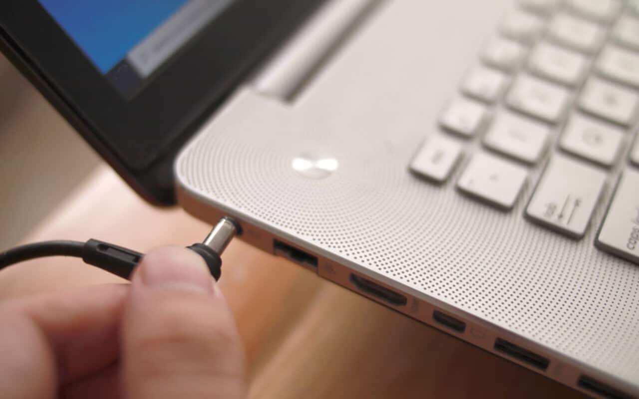 Should You Leave Your Laptop Plugged In All the Time?